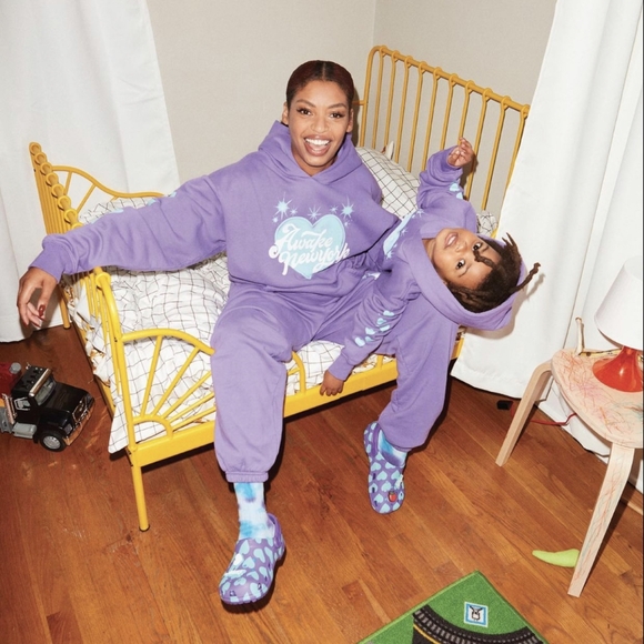 Crocs, size 5 youth, size 7 women, neon purple - Picture 1 of 2